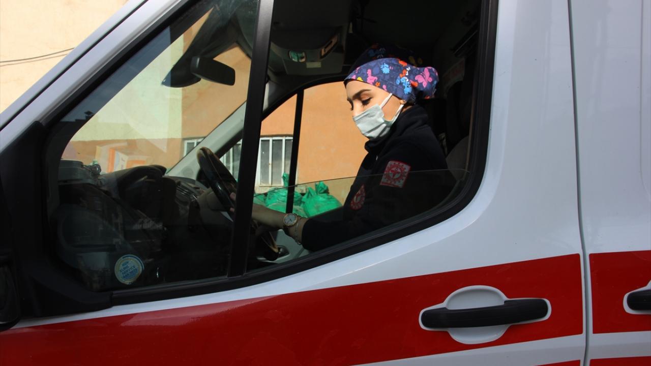 Gelen anonsla harekete geçen Sarı ve beraberindeki sağlık personeli, en kısa sürede ihbarın yapıldığı bölgeye giderek hastalara müdahale edilmesini sağlıyor.