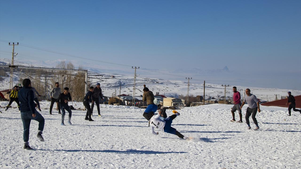 Kış mevsiminin zorlu geçtiği bölgede yaşayan gençler, günlük hayvan bakım işlerini yaptıktan sonra boş zamanlarını futbol oynayarak değerlendiriyor.
