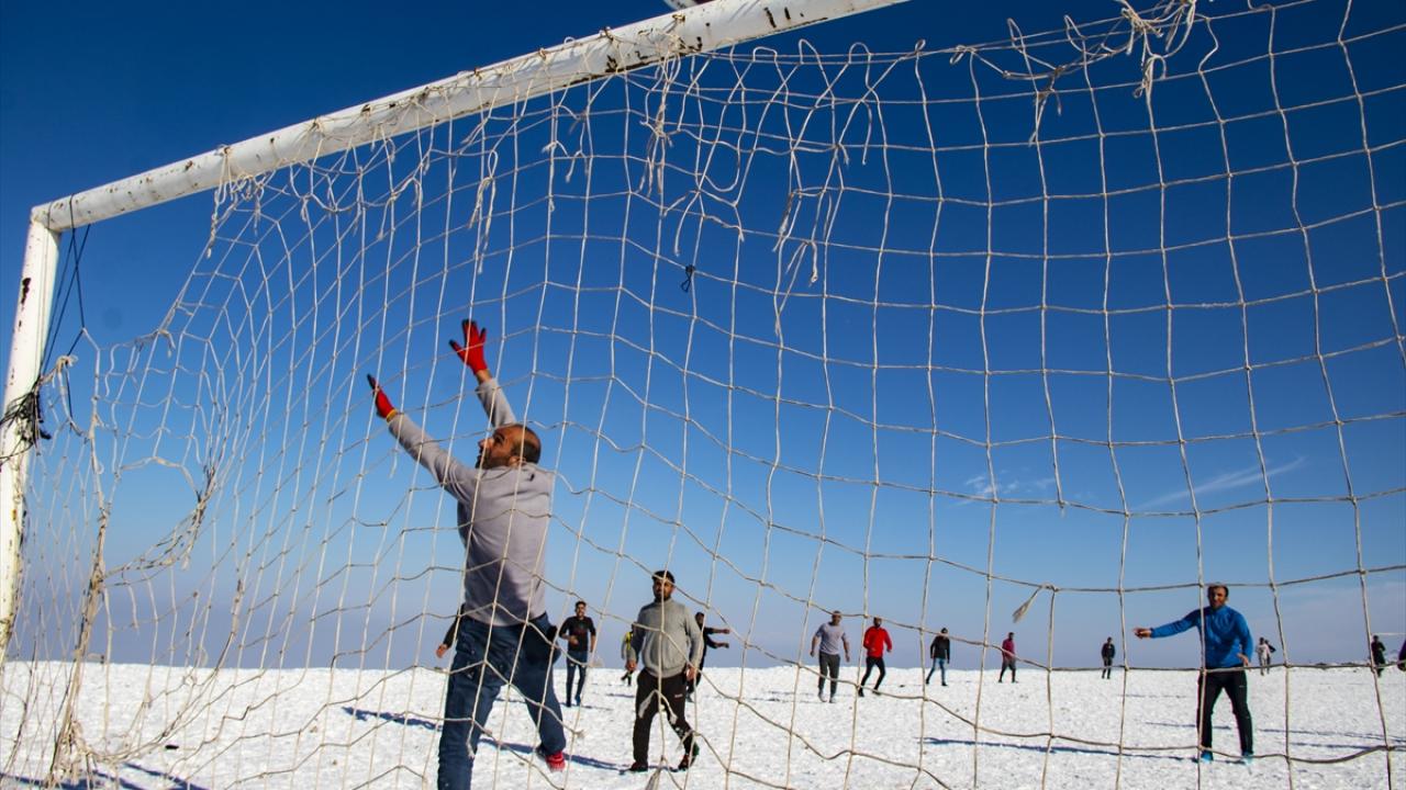 Gençlerin civar köylerden kişilerin de katılımıyla oluşturduğu takımlar, Alibey köyündeki futbol sahasında belirlenen zamanlarda kar tabakasının üzerinde soğuk havaya rağmen maç yapıyor. 