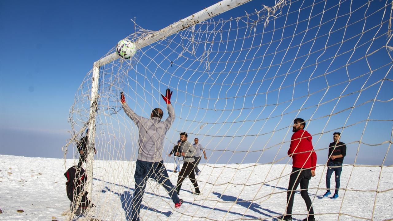 Köy yaşantıları kar üzerinde futbolla güzelleşiyor