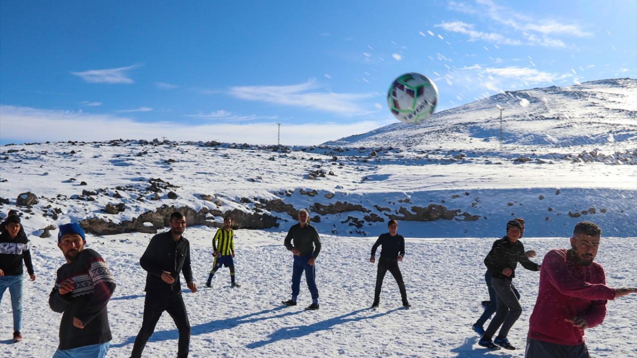 Köyde maç yaptıkları alanda futbol sahasındaki gibi kaleleri bulunan köylülerin günlük kıyafetleriyle kıyasıya mücadele etmesi renkli görüntüler oluşturuyor.