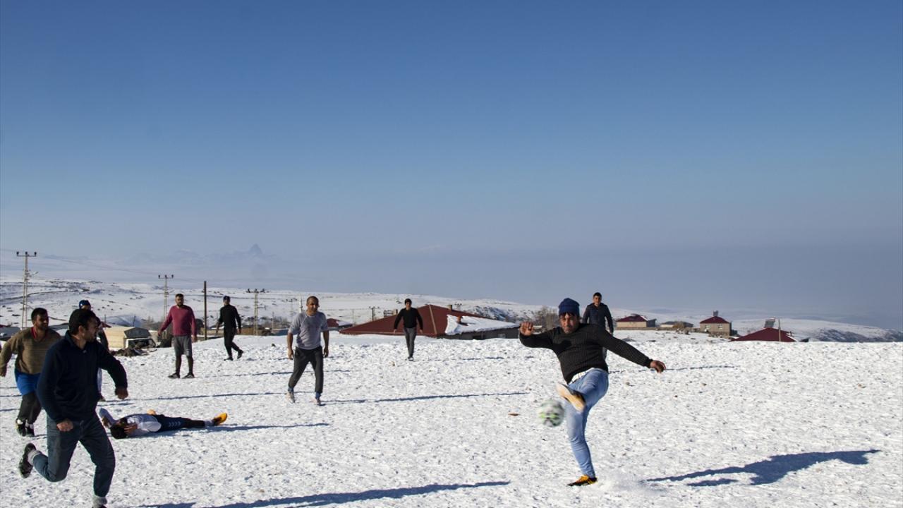Köylülerden Ahmet Turgut, yaptığı açıklamada, futbolu çok sevdiklerini, her hafta şartlar ne olursa olsun kar kış demeden maç yaptıklarını söyledi.