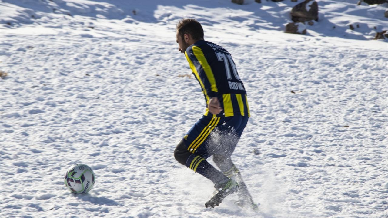 Köydeki sahalarında çevre köylerden gelen gençlerle futbol karşılaşması yaptıklarını anlatan Turgut, şöyle konuştu: