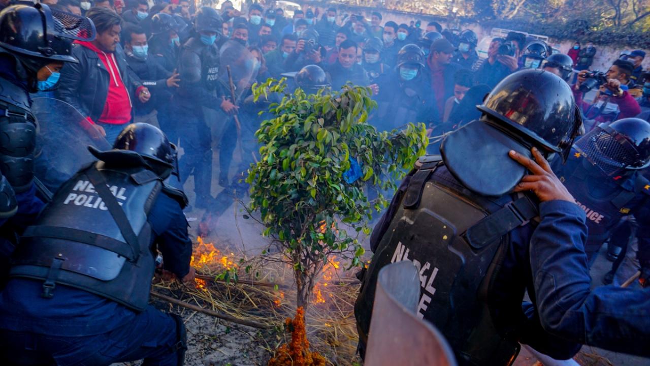 Nepal polisi, yaklaşık 10 bin kişinin gösterilere katıldığını açıkladı.
