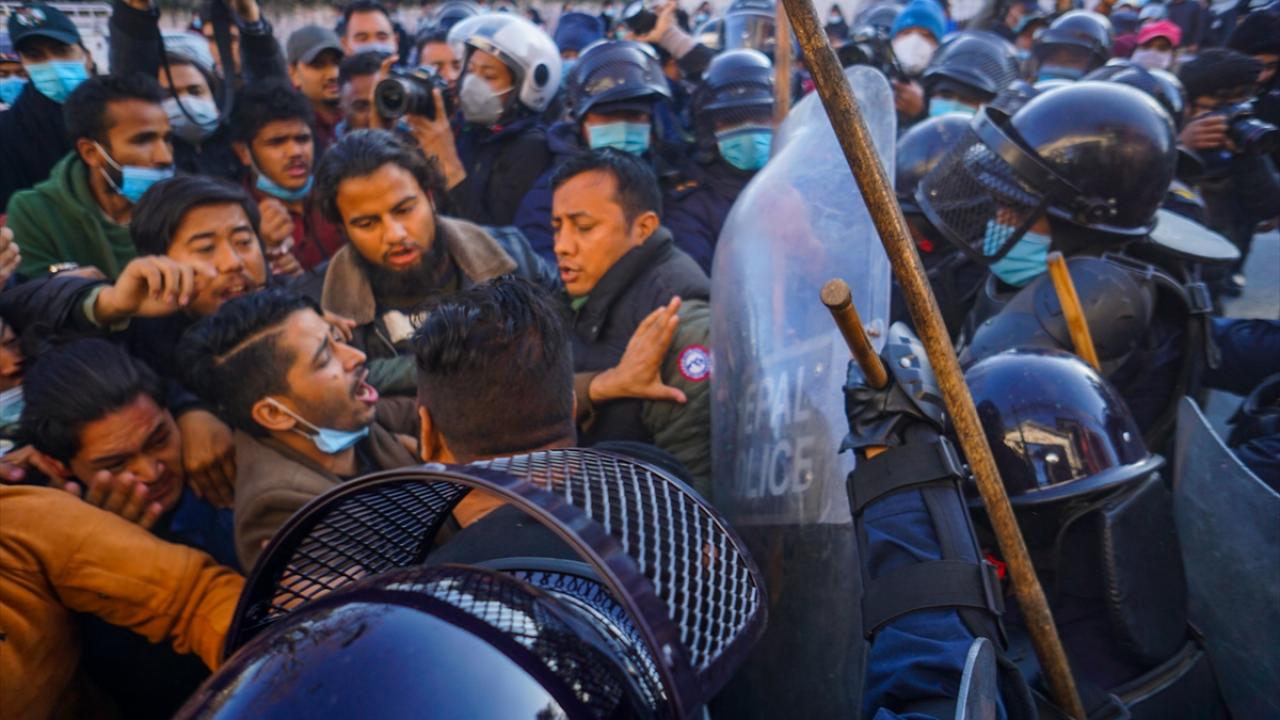 Reuters’ın haberine göre, binlerce muhalif, Nepal Başbakanı Oli’nin önerisi üzerine parlamentonun feshedilme kararını protesto etmek için başkent Katmandu`da sokaklara indi.