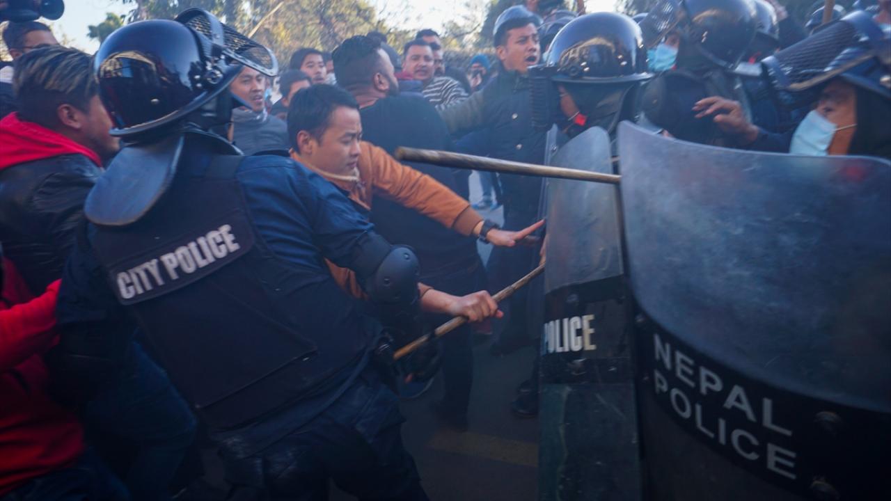 Başbakan Oli`nin önerisi üzerine ülke parlamentosu 20 Aralık`ta feshedilmişti.