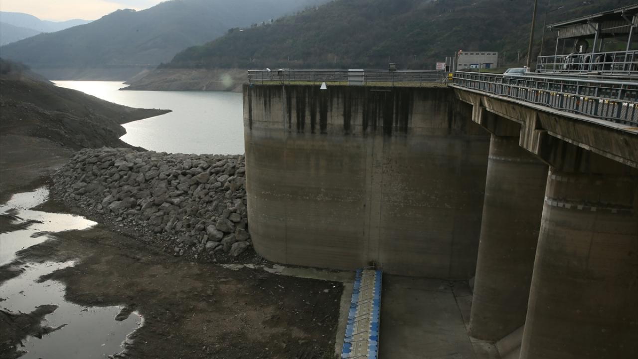Yaklaşık 50 milyon metreküp su hacmi bulunan barajdaki su miktarı, beklenen yağışların gelmemesi nedeniyle yüzde 14`lük seviyeye tekabül eden 7 milyon 160 bin metreküpe düştü.