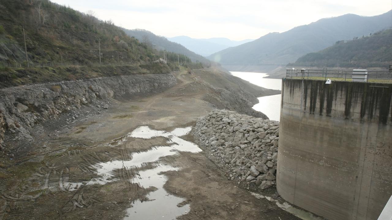 Barajı besleyen kollardan biri üzerinde bulunan köprü ve su kemeri kalıntısı, su seviyesinin düşmesiyle yeniden görünür hale geldi.