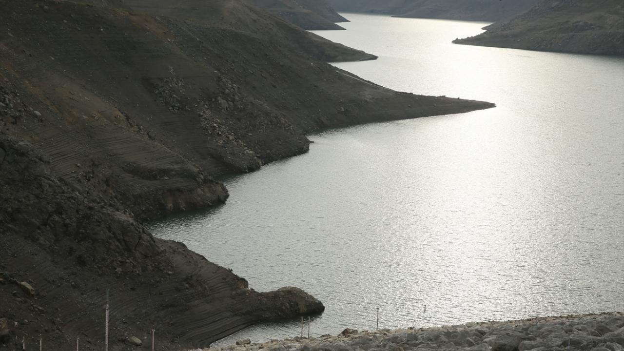 Öte yandan yaklaşık 258 kilometrekarelik alanı kapsayan Yuvacık Barajı`nın havzasına, Sapanca Gölü`nden su takviyesine devam ediliyor. 