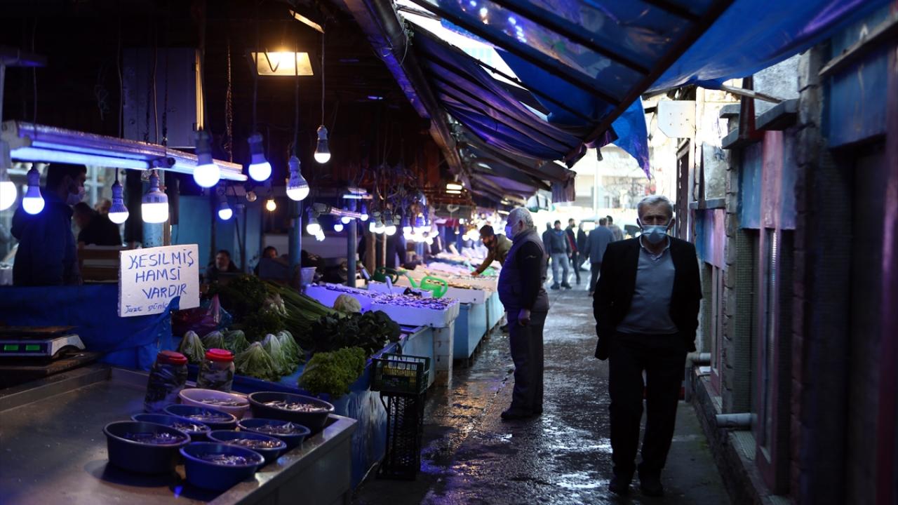 Özellikle Karadeniz Bölgesi`nde kış aylarında sofraların vazgeçilmezlerinden olan hamsinin kilogramının 10-20 liradan satıldığı balıkçılarda, sargan 25, mezgit 15, barbunya 25, istavrit ise 20 lira.