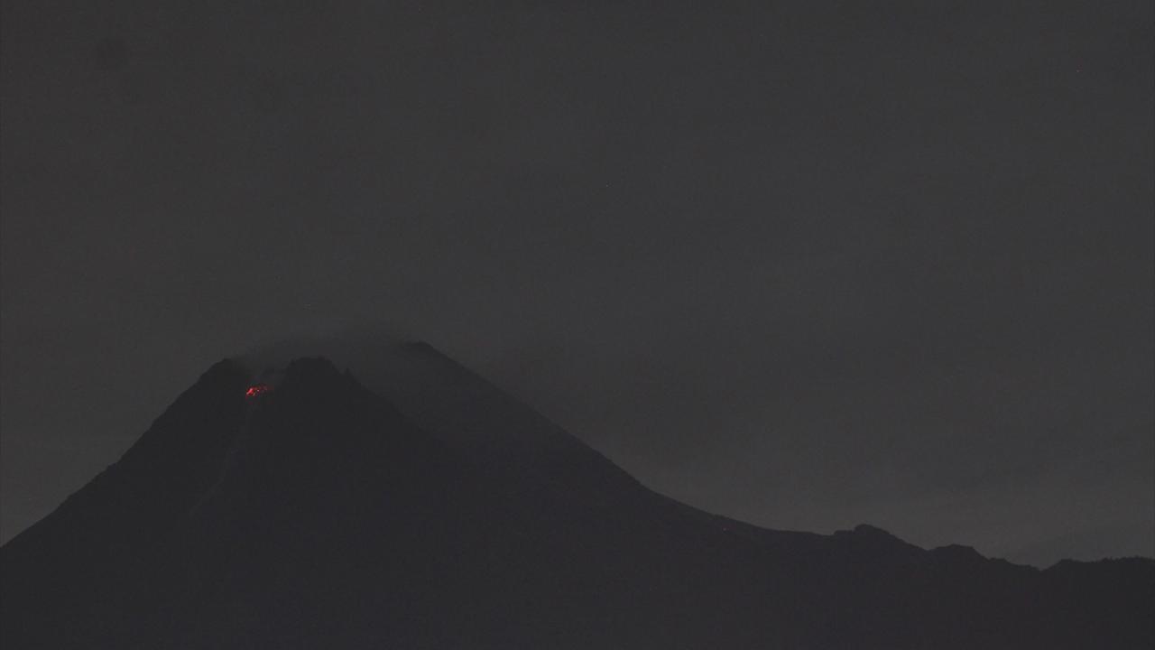 "Turuncu" alarm seviyesindeki yanardağın çevresinde 5 kilometreye kadar faaliyette bulunulmaması uyarısı yinelenirken patlamalar sonrası Magelang bölgesinde riskli alanda bulunan 500 kişi güvenli yerlere tahliye edildi.