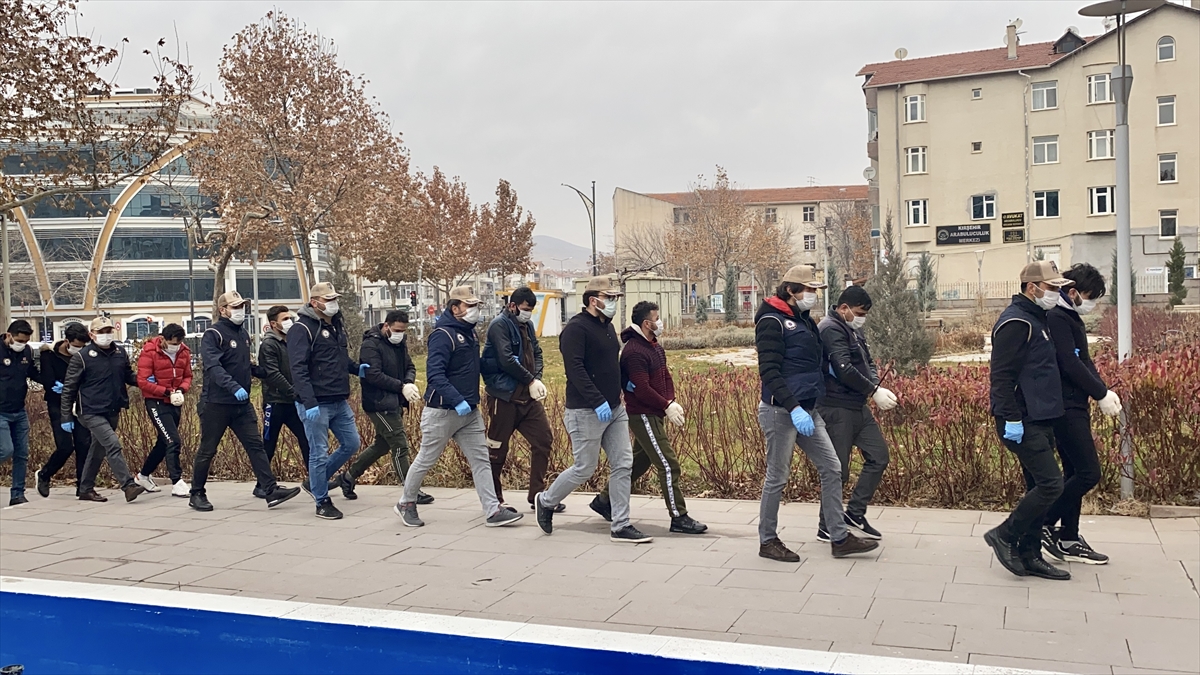 Soruşturma kapsamında firari 2 şüphelinin yakalanması için çalışmaların sürdüğü belirtildi.