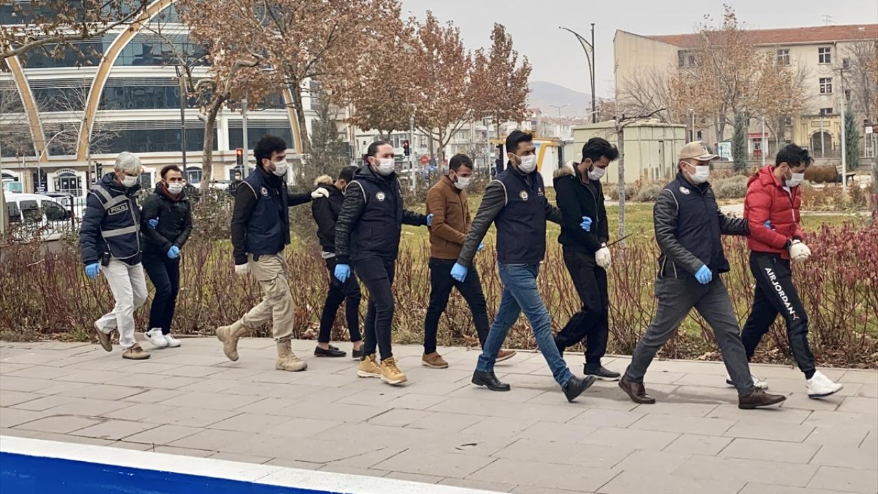 Kırşehir`de 1 Ocak`ta Terörle Mücadele Şubesi ekiplerinin kent merkezindeki 32 adrese düzenlediği operasyonda 24 zanlı gözaltına alınmış, adreslerde yapılan aramada örgütsel doküman ve çeşitli materyaller ele geçirilmişti.