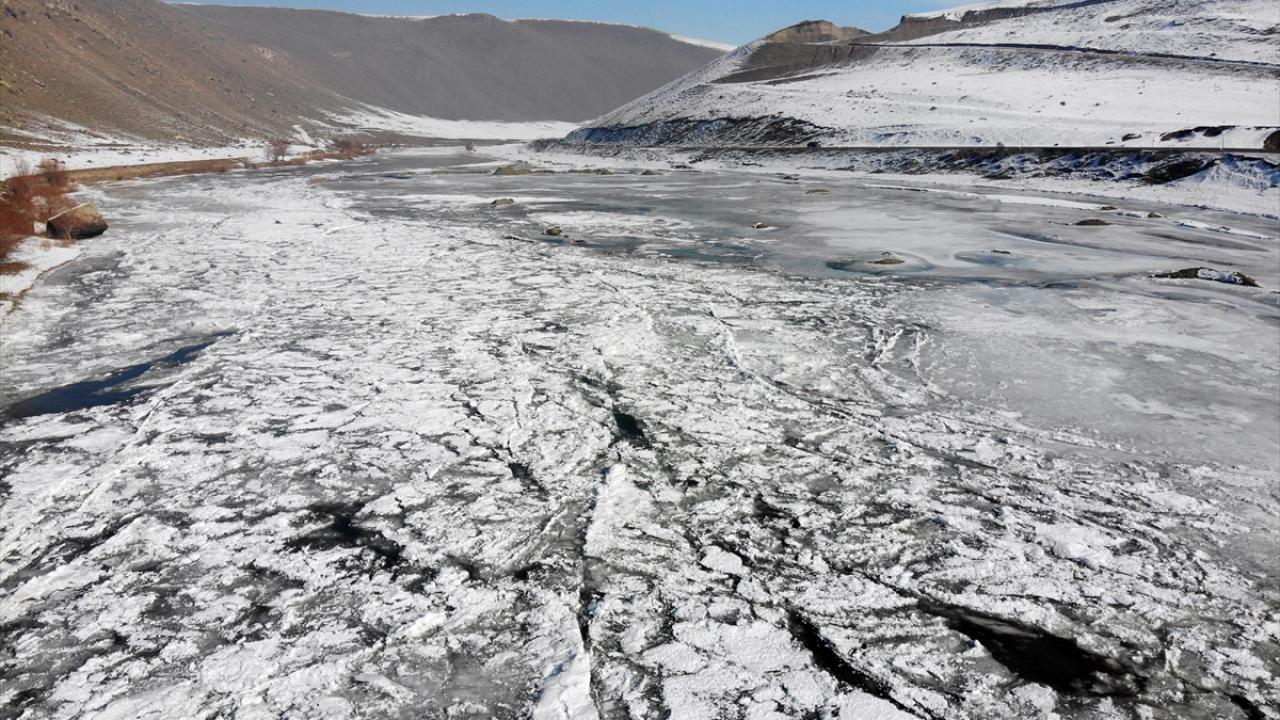 Gece en düşük hava sıcaklığı sıfırın altında olmak üzere Kars ve Ağrı`da 22, Ardahan`da 18, Erzurum`da 12, Iğdır`da 7, Tunceli`de 3 ve Erzincan`da 2 derece ölçüldü.