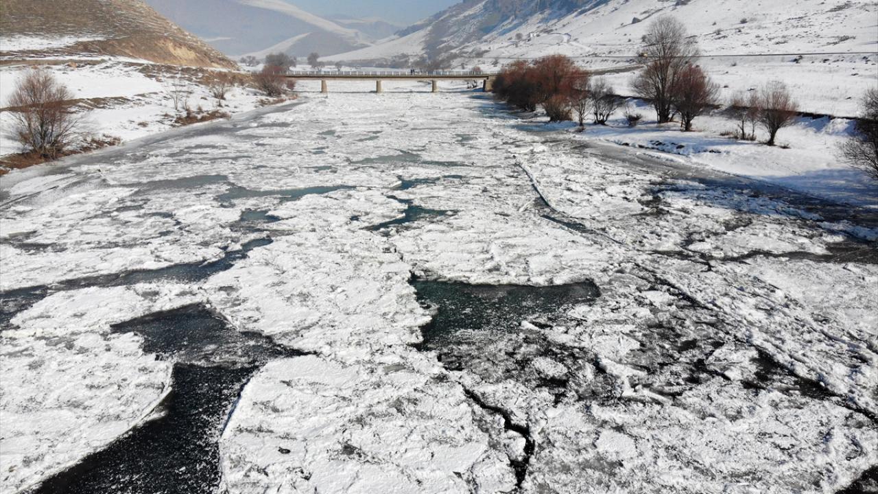 Gün içinde en yüksek sıcaklıkların ise Tunceli ve Erzincan`da 10, Erzurum`da 2, sıfırın altında olmak üzere Kars`ta 2, Ardahan`da 4, Ağrı ve Iğdır`da 5 derece olacağı tahmin ediliyor.