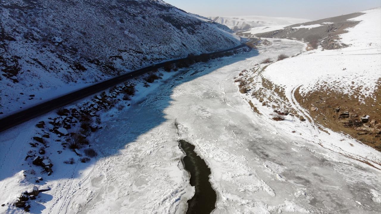Kayak merkezlerinde kar kalınlıkları ise Palandöken`de 38, Konaklı`da 35, Sarıkamış`ta 31 santimetre ölçüldü.