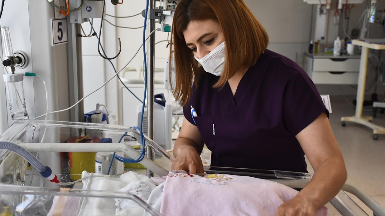 1800 gram ağırlığa ulaşan küçük Nisa, hastane çalışanlarının alkışları arasında taburcu edildi.