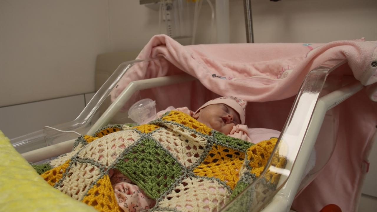 Selçuk Üniversitesi Tıp Fakültesi Hastanesi`nde yapılan muayene sonucu acil olarak doğuma alındığını ifade eden Varış, bebeğin 520 gram dünyaya geldiğini söyledi.