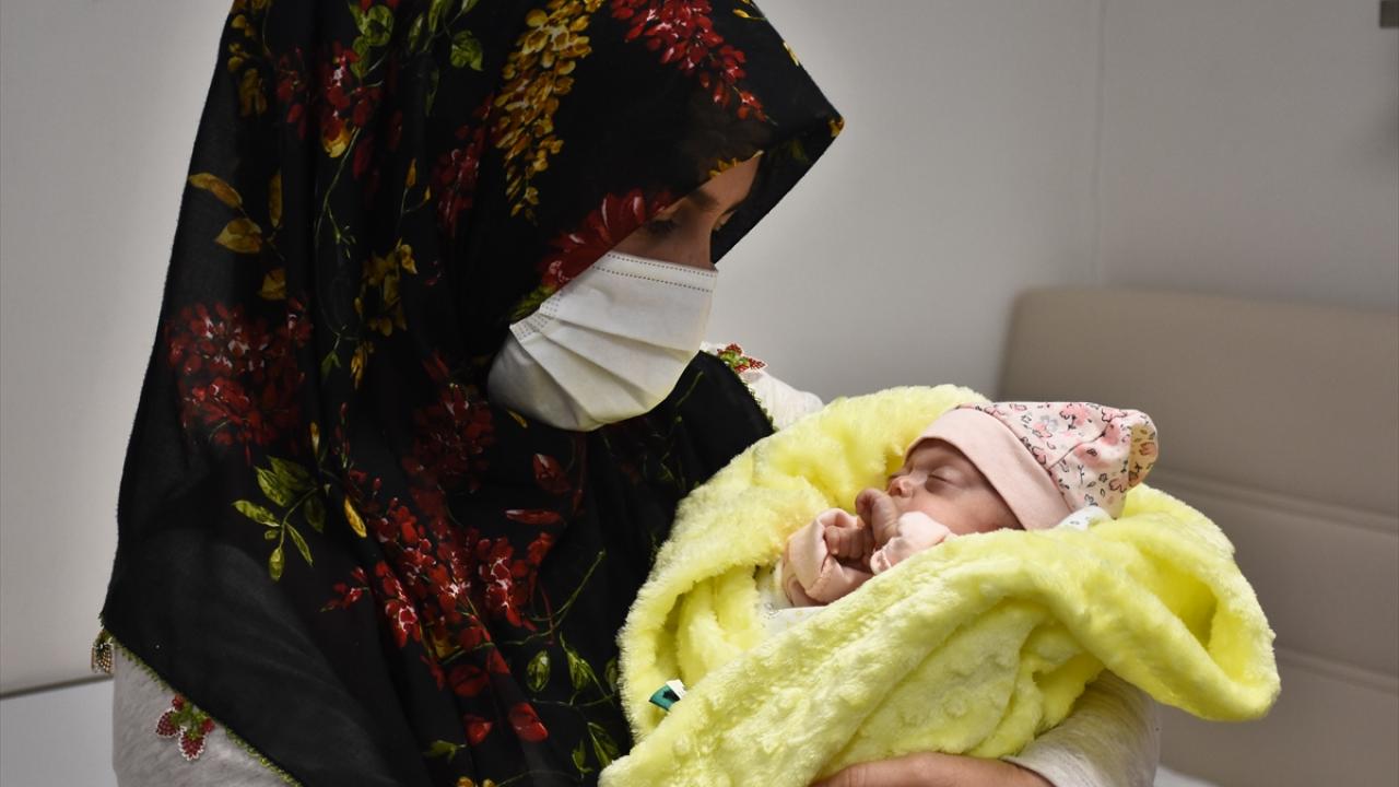 Aile, 5 aylık tedavinin ardından evlerine gitmenin mutluluğunu yaşıyor.