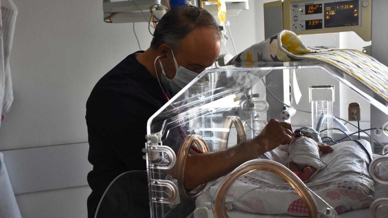 520 gram doğan Nisa bebek 142 gün sonra ablalarına kavuştu