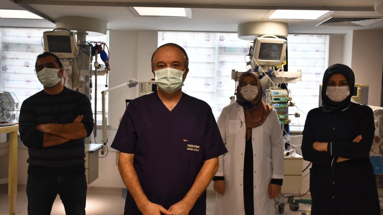 Soylu, bebeğin 520 gram dünyaya geldiğini ifade ederek, "Nisa`yı kafasının içinde herhangi bir kanama gelişmeden, oksijene bağlı olmadan anne sütüyle beslenen bir bebek olarak sağlıklı bir şekilde eve gönderiyoruz." ifadelerini kullandı.