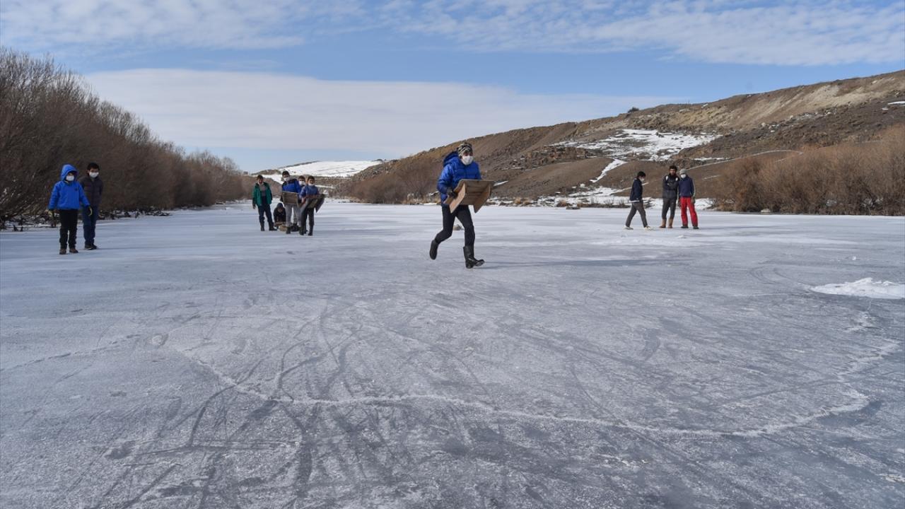 Son günlerde bölgede etkisini gösteren dondurucu soğuklar nedeniyle kent genelindeki gölet, dere, çay ve nehirlerin yüzeyi buzla kaplandı.