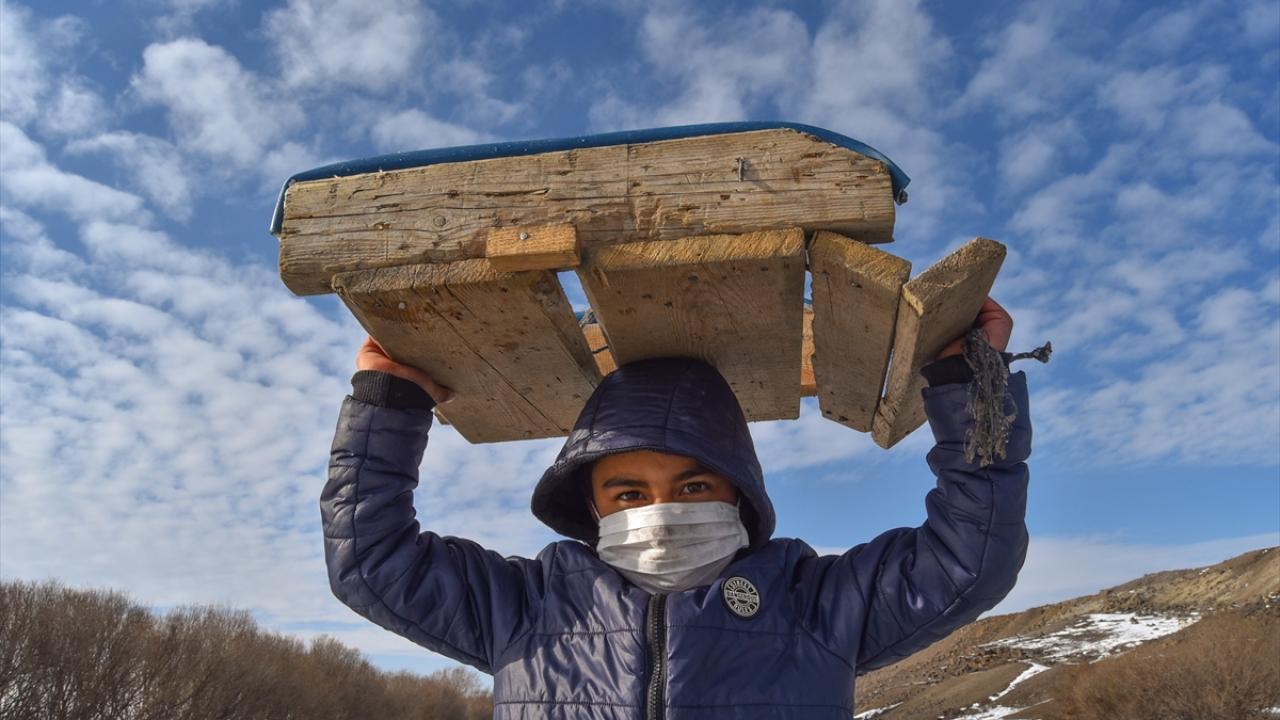 Yeni tip koronavirüs (Covid-19) salgını nedeniyle köy dışına çıkmayan Yolboyu köylüleri de çetin kış koşullarını eğlenceye dönüştürdü.
