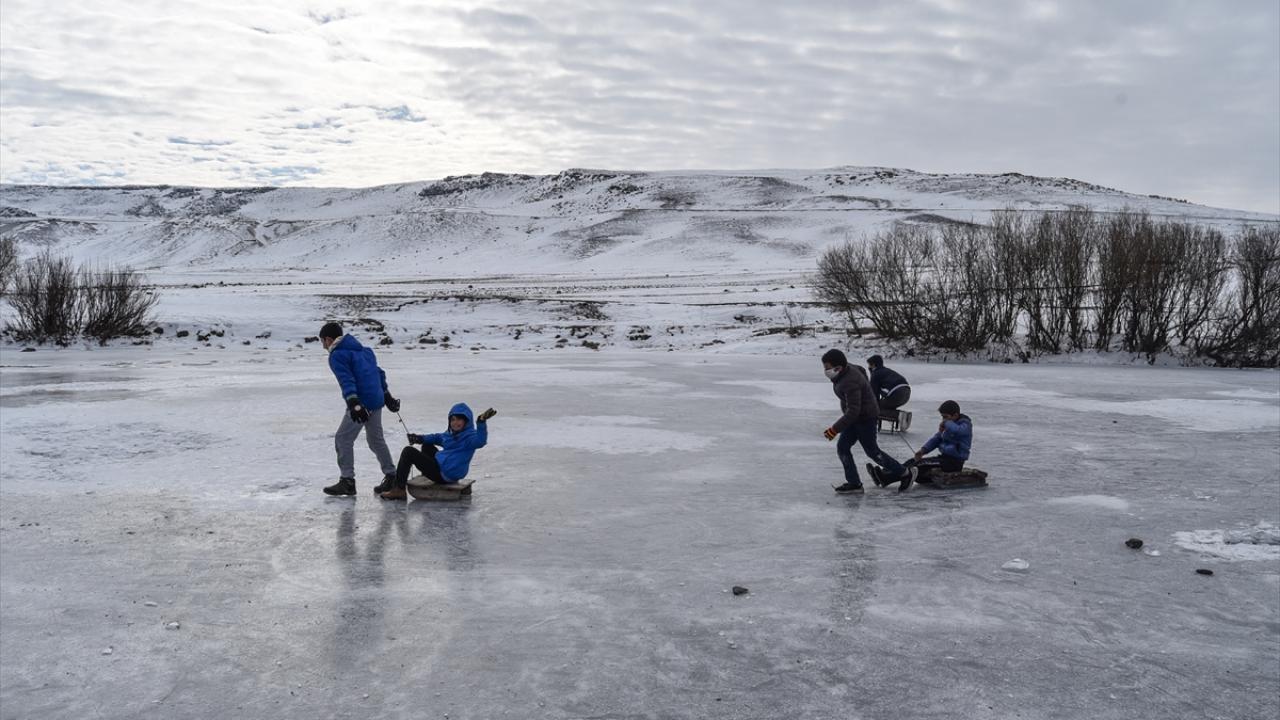 Günlük hayvan bakım işlerini yaptıktan sonra tamamen donan Kars Çayı`nda bir araya gelen köylüler, buzda keyifli zaman geçiriyor.
