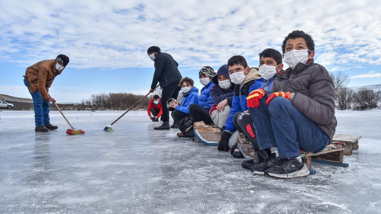 Çağrı Şamcı ise çetin ve uzun geçen kış şartlarında kendilerine eğlenceli oyunlar bulduklarını anlattı.