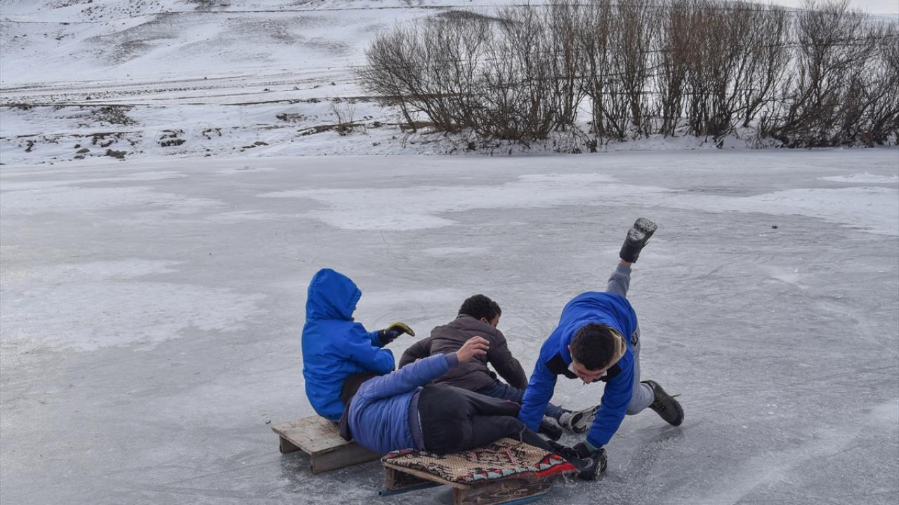 Çetin kış şartlarını eğlenceli hale getirdiler