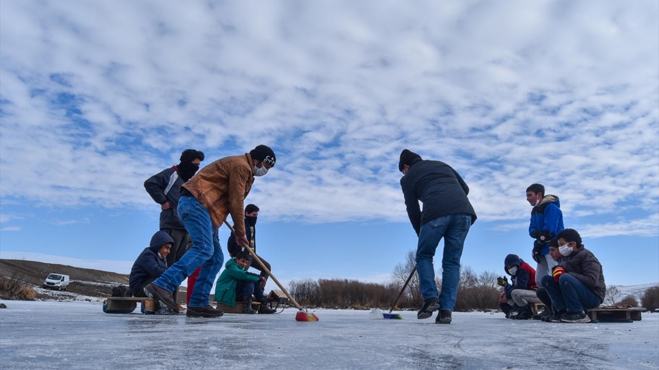 Boş zamanlarını buz tutan çayda eğlenceli zaman geçirerek değerlendirdiklerini ifade eden Özbek, şöyle dedi: 