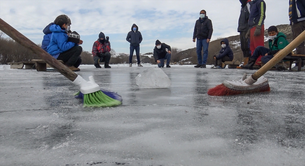Yöre halkı oyunlarında, curling sporunda kullanılan "curling taşı" yerine buz kütlesini, buzun süpürüldüğü "curling süpürgesi" yerine ise temizlik fırçasını kullanıyor.