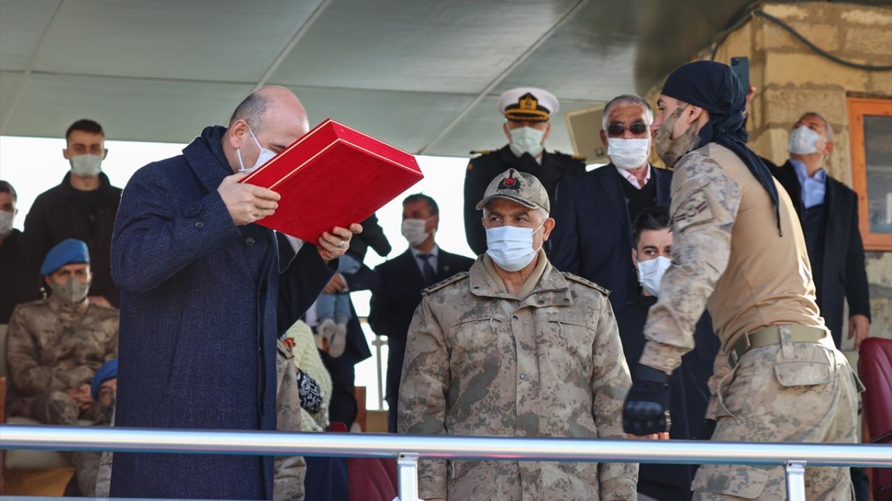 Bakan Soylu askerlerin kendisine verdiği Türk Bayrağı`nı öperek teslim aldı.