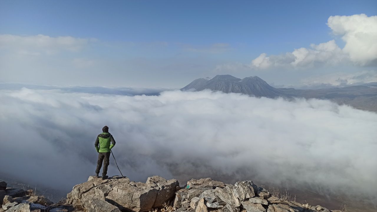 Soğuk hava ile birlikte oluşan sis yüksek rakımlı bölgelerde seyrine doyumsuz manzaralar oluşturuyor. 