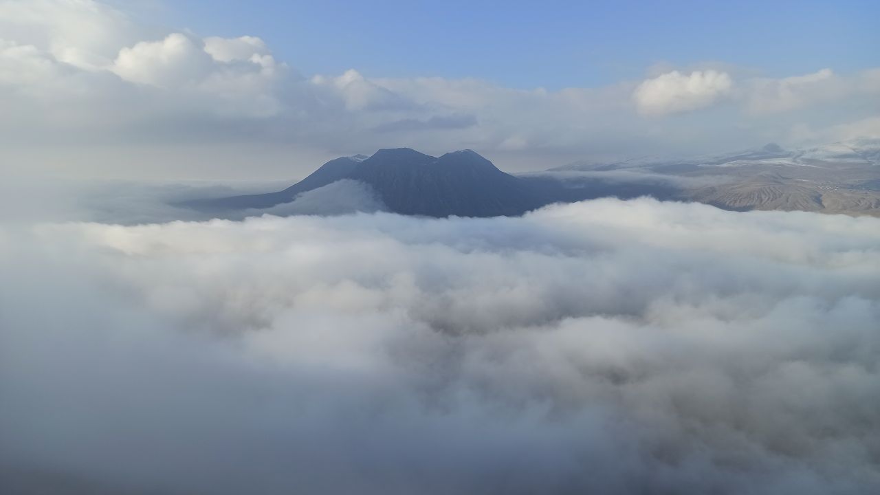 Özellikle Bitlis-Tatvan karayolu üzerinde bulunan Rahva Ovası ve Atatürk Dağı yoğun sis bulutunun altında kalıyor. 