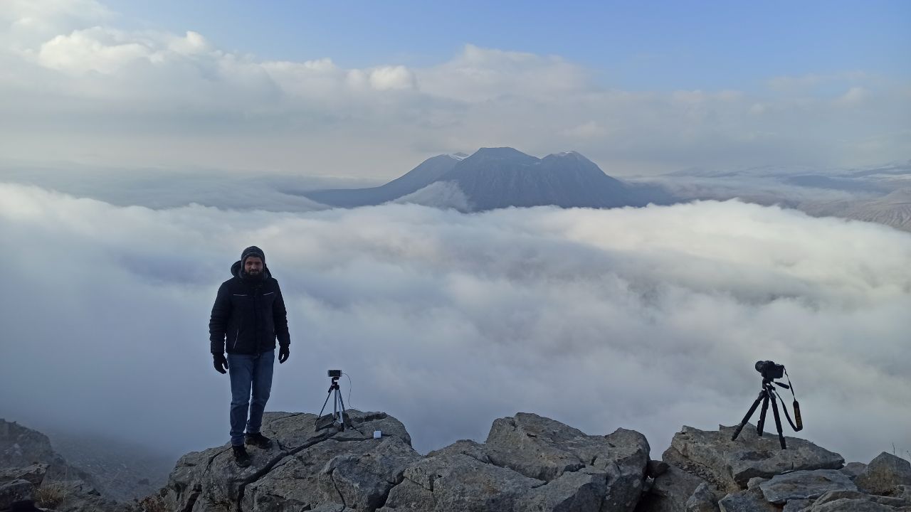 Doğa gezginleri ve fotoğrafçılar ise Tatvan’da bulunan taşlı tepe mevki ile Nemrut Krater Dağı’na çıkarak sis bulutu ile ortaya çıkan manzaranın keyfini çıkararak çektikleri eşsiz güzellikte fotoğrafları arşivlerine katıyor.