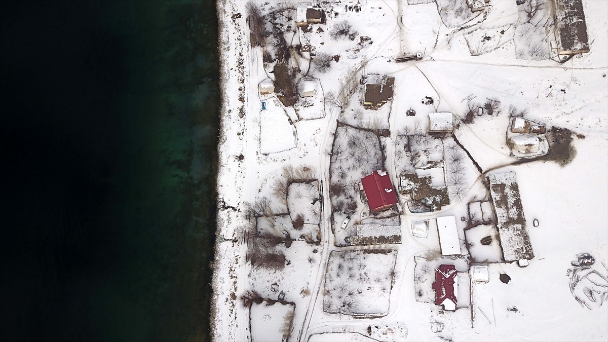 Van Gölü koyları, kışın da eşsiz güzellikteki manzarası, tertemiz ve masmavi suyu ile ziyaretçilerinin yanı sıra her yıl çok sayıda fotoğraf sanatçısını da ağırlıyor.