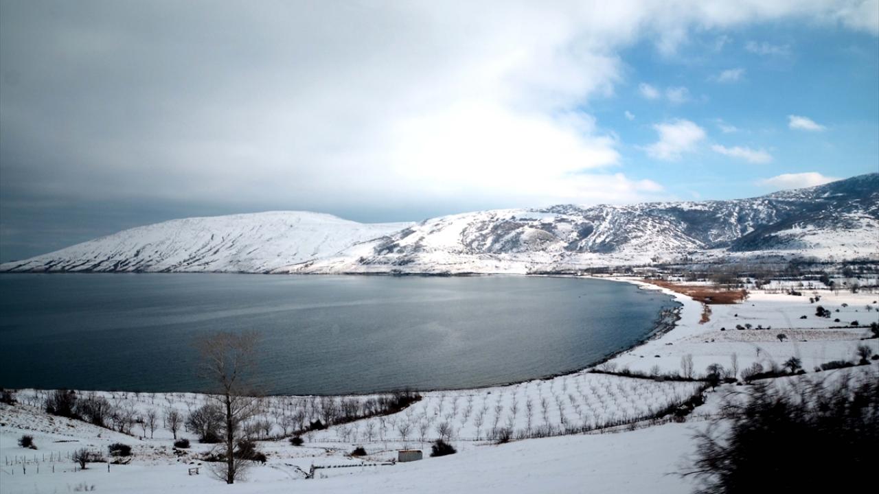 Türkiye`nin önemli destinasyonlarından olan ve karın ardından çevresi bembeyaz örtüyle kaplanan Van Gölü`nün kıyıları, seyrine doyumsuz manzaralar oluşturdu.