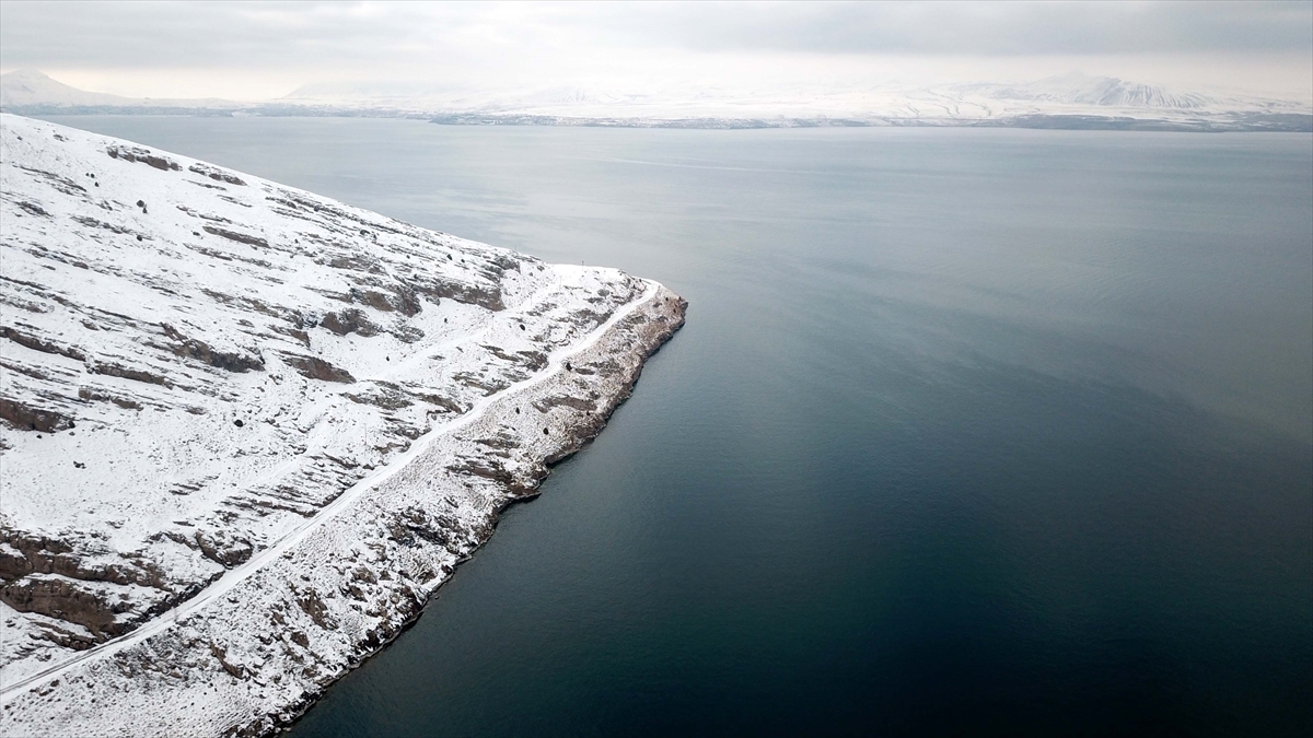 Fotoğraf sanatçılarından İsmail Araboğa, Türkiye`nin en büyük sodalı ve tuzlu gölü olan Van Gölü`nün her mevsim ayrı bir güzelliğe büründüğünü belirtti.