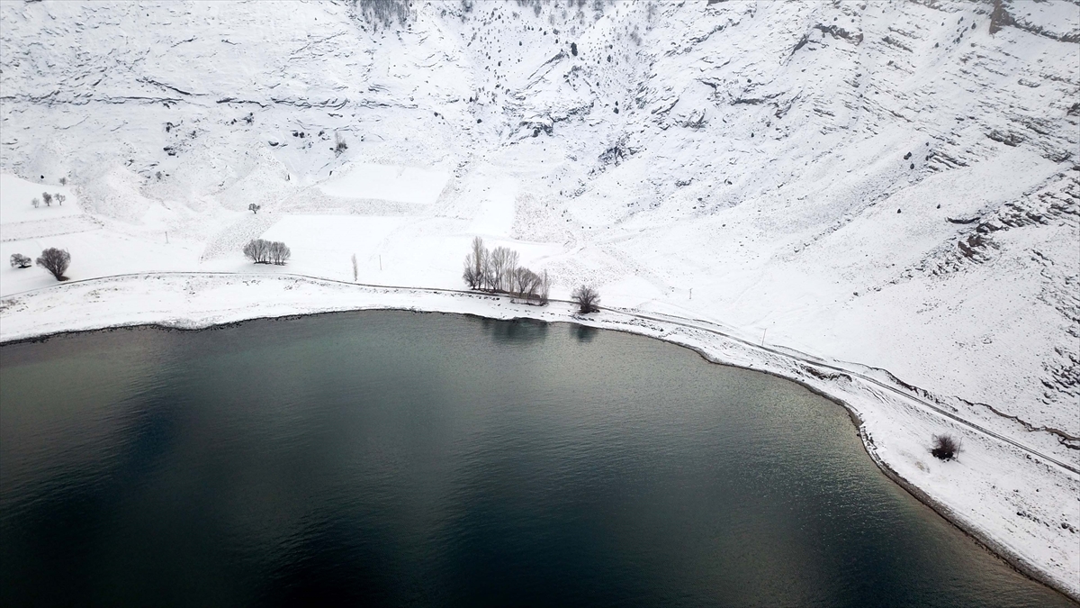 Fotoğraf sanatçıları olarak Van Gölü`nü keşfetmeye çıktıklarını anlatan Araboğa, şunları kaydetti: