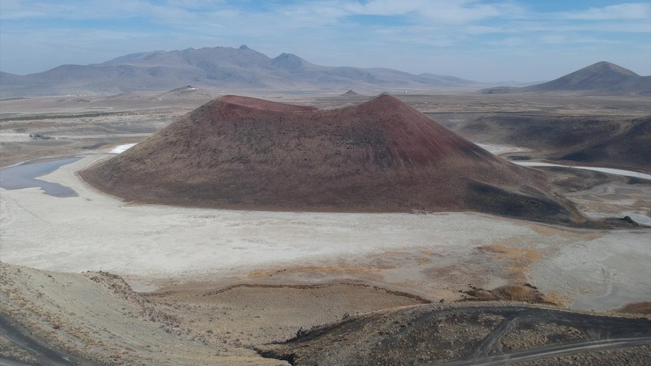 Volkanik patlama sonucu 5 milyon yıl önce meydana gelen kraterin zamanla suyla dolmasıyla oluşan Meke Gölü, daha önce büyüleyici manzarasıyla görenleri kendine hayran bırakıyordu. 