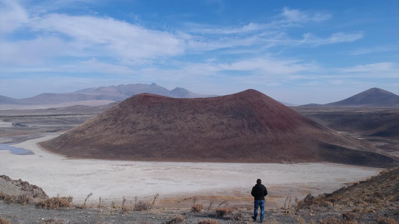 Çok sayıda yerli ve yabancı turistin kamp yapıp yüzdüğü göl, küresel ısınma, bölgedeki sulu tarımın yaygınlaşması ve yer altı su seviyesinin çekilmesiyle günden güne kurudu.