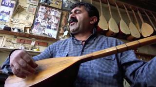 Aşık Veysel'in bağlamasına gözü gibi bakıyor