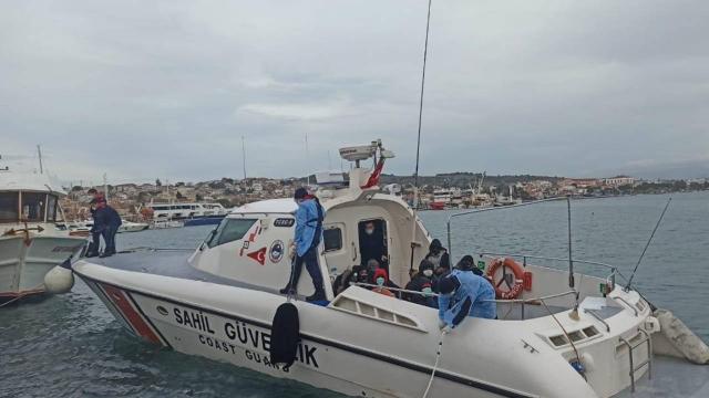Türk kara sularına itilen 13 sığınmacı kurtarıldı