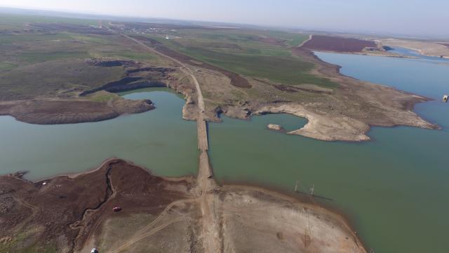 Şanlıurfada barajdaki su seviyesi düşünce eski yol ve köprü ortaya çıktı
