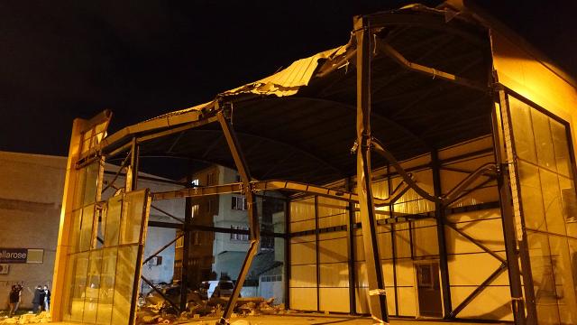 Bursada lodos inşaat duvarını yıktı