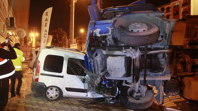 Bursada kontrolden çıkan tır oto galeriye daldı