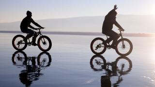 Buzla kaplı Çıldır Gölü'nde bisiklet turu