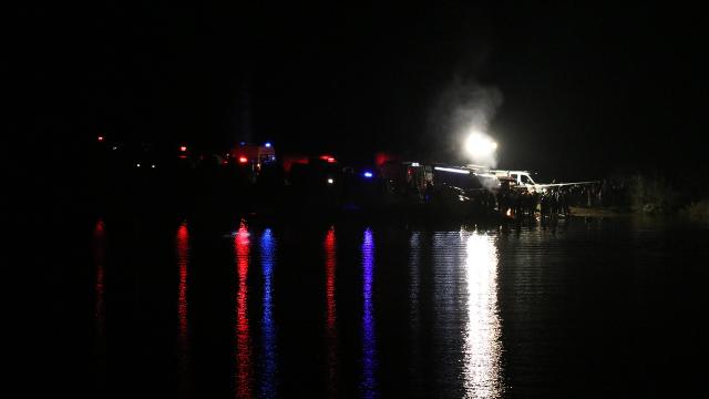 Denizlide gölete düşen otomobildeki 2 kişi aranıyor