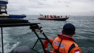 Endonezya’da düşen yolcu uçağı 53 gemi ile aranıyor